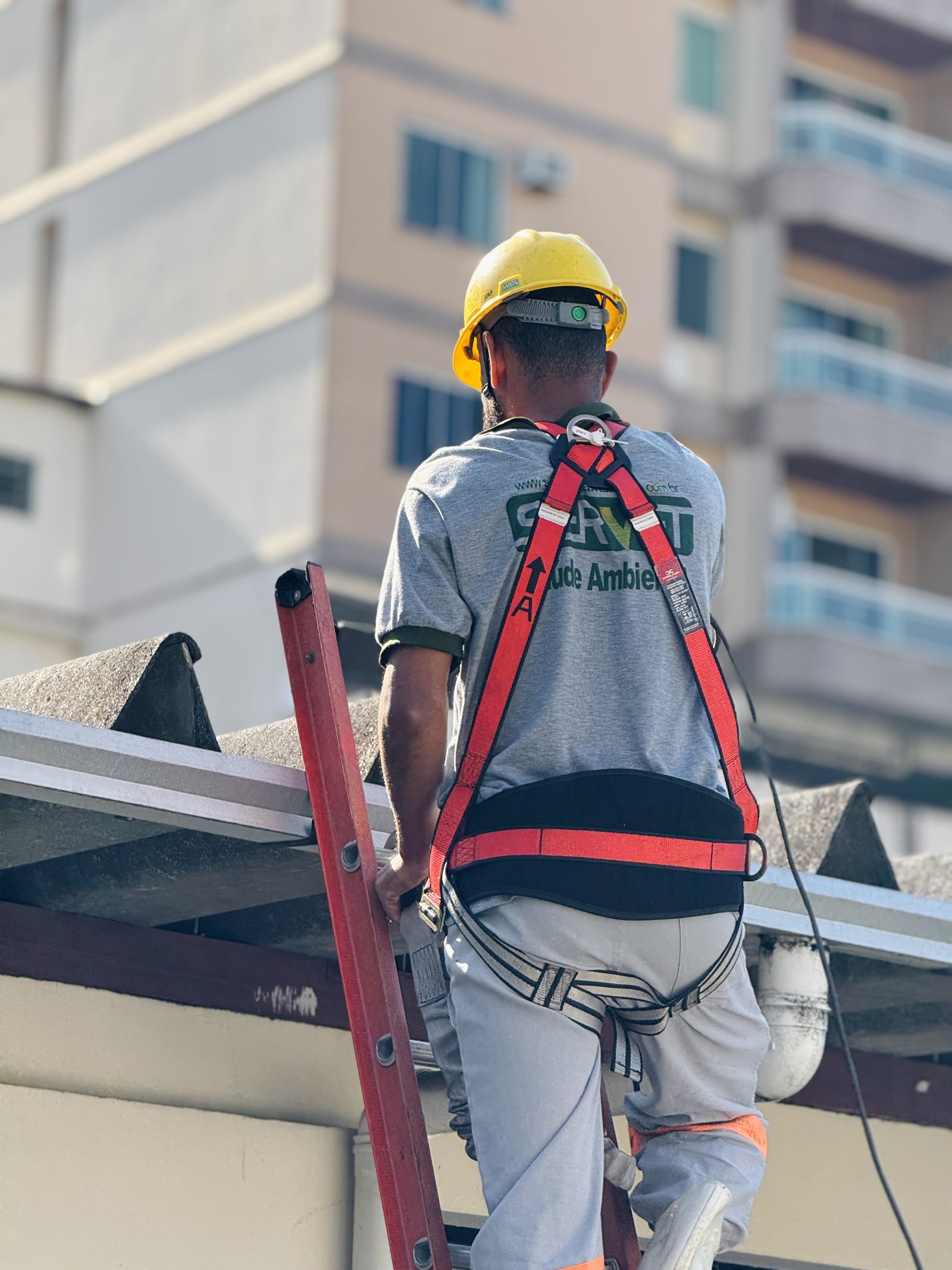 Técnico da Servet Ambiental em atendimento com equipamento de segurança