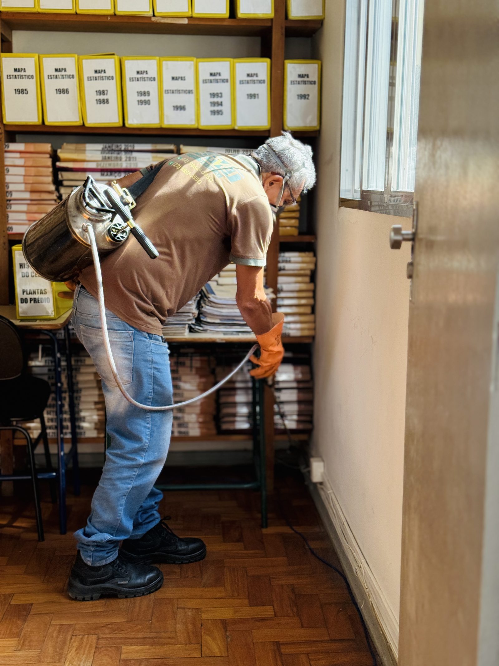 Técnico da Servet realizando dedetização em ambiente interno