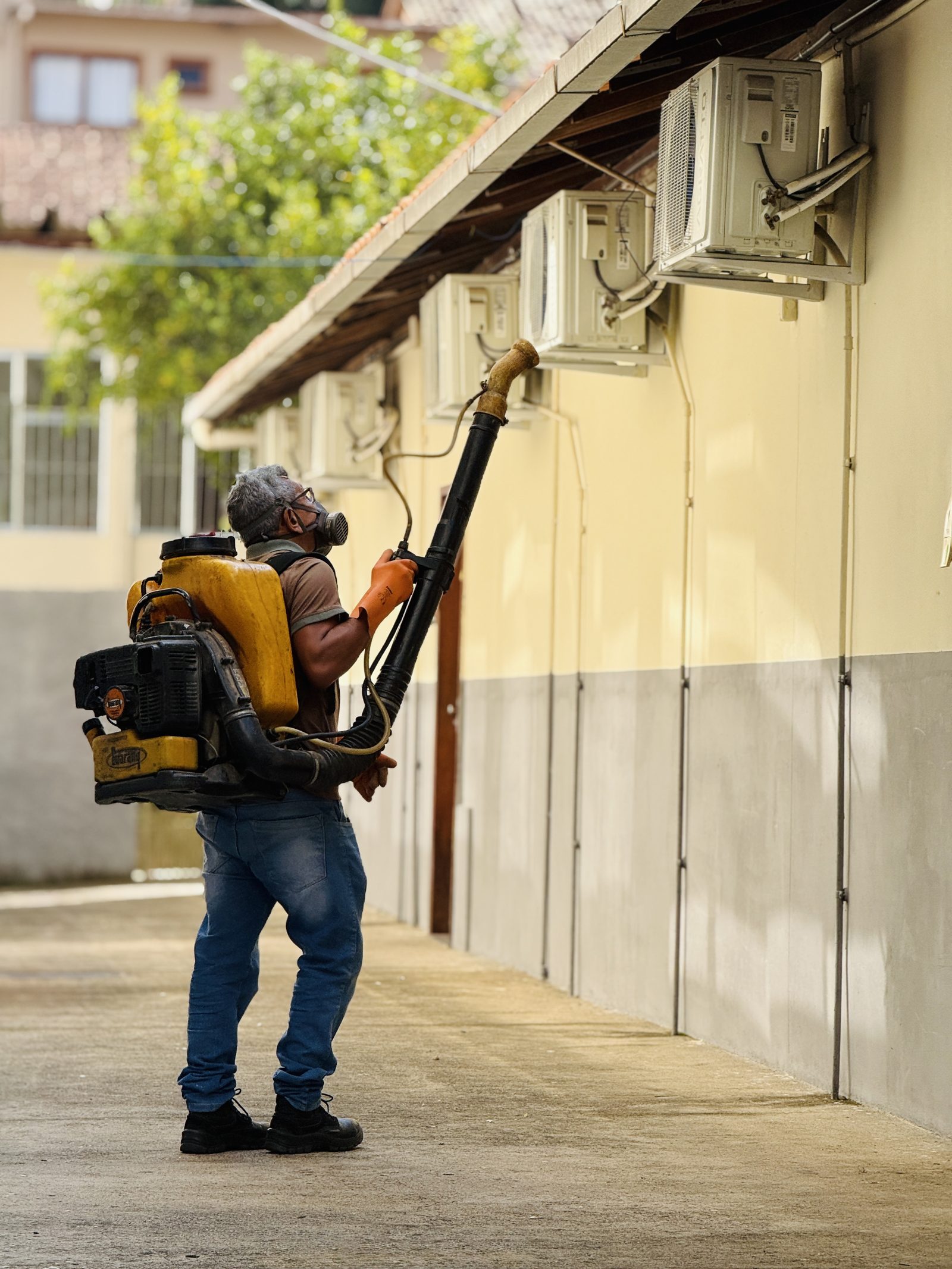 Aplicação de controle de pragas em área externa
